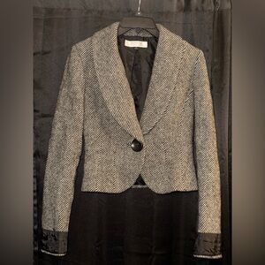 Tahari ASL wool blend fully lined one button cuff sleeve double breasted jacket.